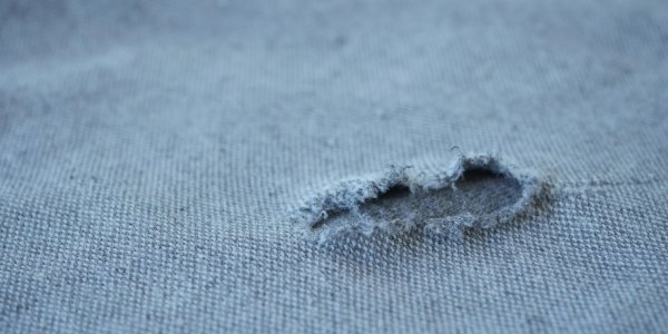 Rammendare un buco con ricamo: quando la riparazione diventa decorazione