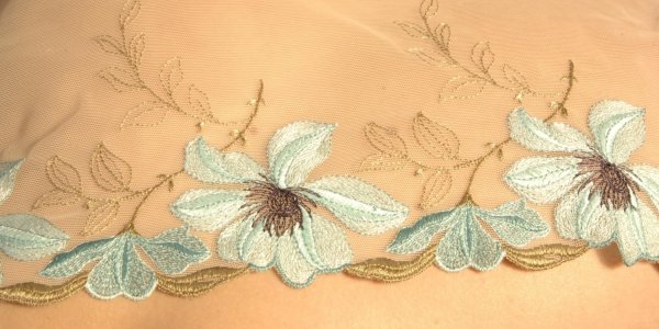 Il fascino senza tempo del tulle ricamato